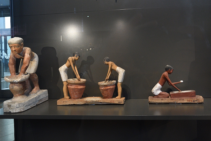 34 MAK_7081.jpg - Scene di vita quotidiana, specificamente la preparazione di birra e pane. Venivano poste nelle tombe per servire il defunto nell'aldilà, garantendogli cibo per l'eternità.